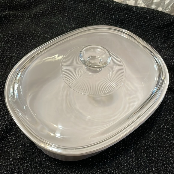 Pyrex glass serving dish with clear glass lid - Picture 10 of 11